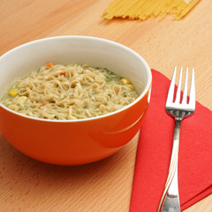 Nudel suppe mit brokkoli