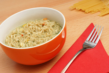 Nudel suppe mit brokkoli