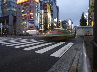 Taxi veloz atravesando paso de cebra en Tokio