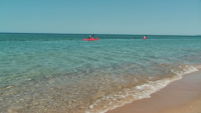 Coppia di canoe nel mare