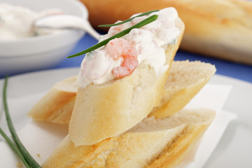 Frischkäse- Garnelensalat auf Baguette