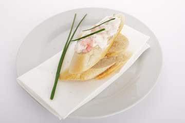 Frischkäse- Garnelensalat auf Baguette