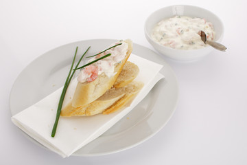 Frischkäse- Garnelensalat auf Baguette