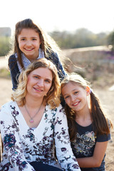 Mutter mit ihren Töchtern