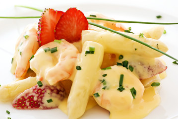 Spargel mit Garnelen und Erdbeeren