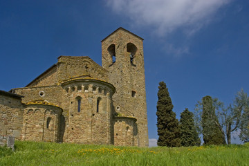 Fototapeta na wymiar Romanische Kirche in Artimino