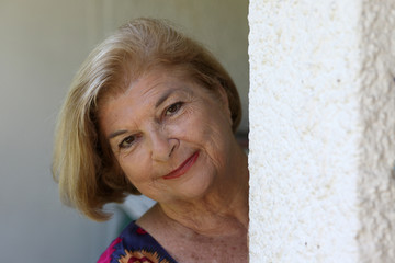 donna anziana sorridente