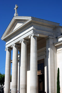le parvis de l'&eacute;glise