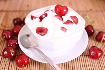 Quark mit frischen Kirschen