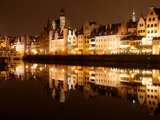 Oświetlony Gdańsk nocą - obrazy, fototapety, plakaty