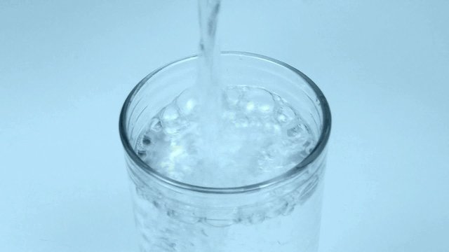 glas wasser beim eingie&szlig;en