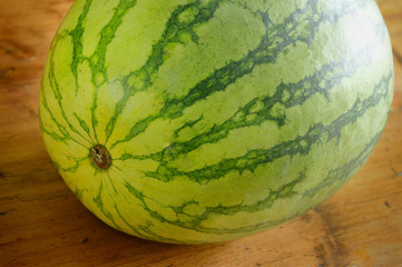 Wassermelone am Holztisch