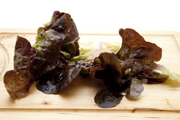 Salat auf Schneidebrett