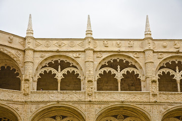 Blick auf Fassaden des Jeronimos Kloster in Lissabon