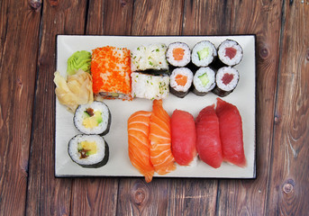 Sushi auf Tisch