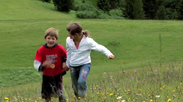 bambini di corsa in montagna