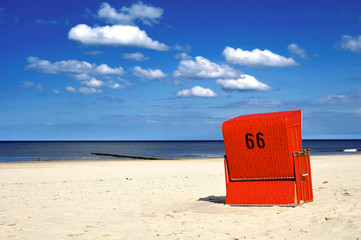 Roter Strandkorb 66