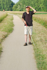 Sehbehinderter Mann beim Spazieren in der Natur