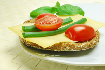 Vollkornbrötchen belegt mit Käse