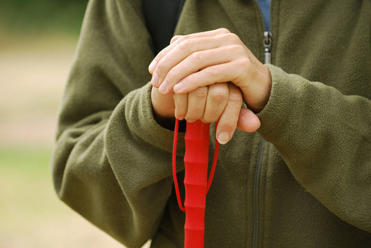 H&auml;nde ruhen auf dem Blindenstock