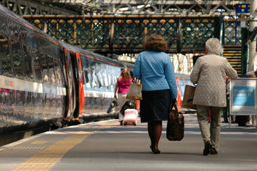 Obraz premium Two ladies about to board a train