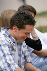 jeune gar&ccedil;on souriant