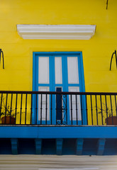 Fototapeta na wymiar blue and yellow entrance in cuba