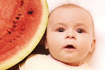 bébé et  pastèque