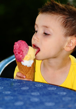 kind mit eis