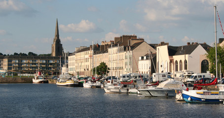 Fototapeta premium église et quai de Vannes
