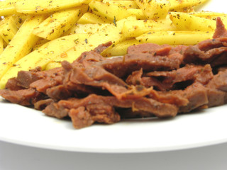 Sojageschnetzeltes und Pommes auf weißem Porzellanteller