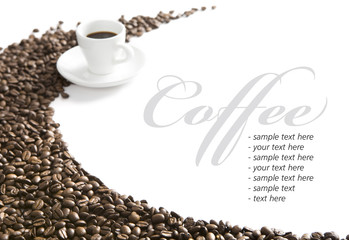 Tasse à café et céréales sur fond blanc