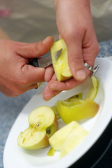 Apfel wird geschält