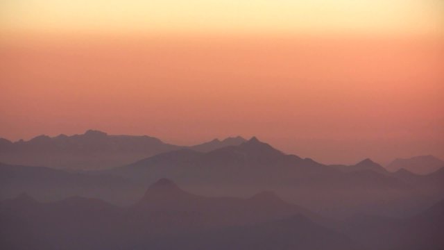 coucher de soleil sur la cha&icirc;ne des Pyr&eacute;n&eacute;es