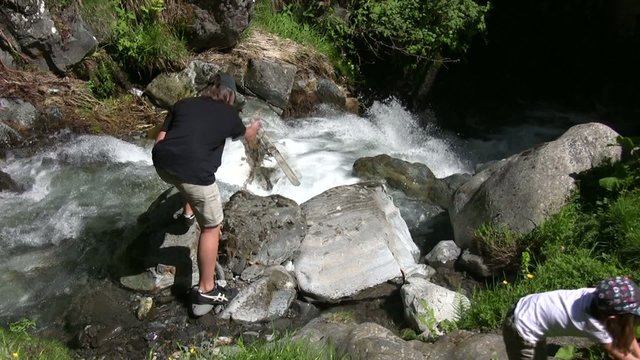 enfants au bord du torrent