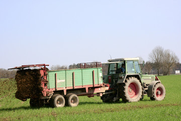 Traktor bei der Gülleausbringung © Peter38