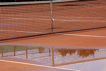 Naklejka premium tennisplatz bei regen