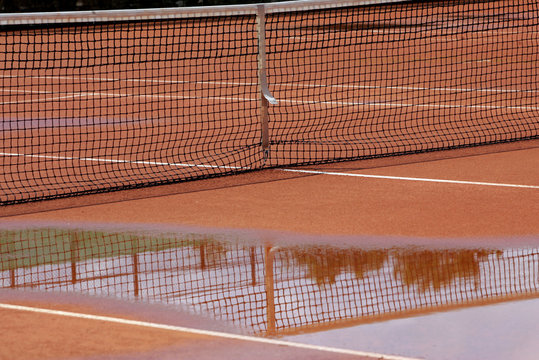 tennisplatz bei regen