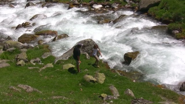 zoom arri&egrave;re des enfants au bord du torrent