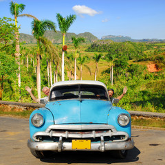 Heureux seniors européens en voiture oldtimer à Vinales, Cuba
