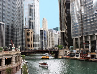 Fototapeta premium Rzeka Chicago w mieście