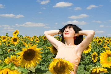 Obraz na płótnie Canvas fun woman in the field of sunflowers