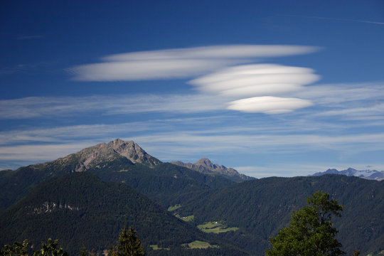 Wolken in Form von Ufos an einem F&ouml;hntag.