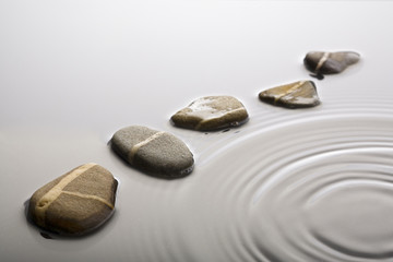 weg aus steinen durch wasser