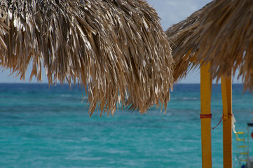Fototapeta na wymiar Sonnenschirme aus Palmenblättern in der Karibik