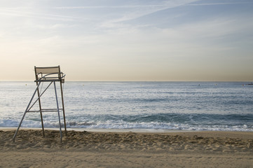 Asiento de socorrista frente a la playa