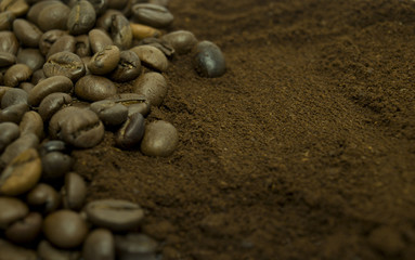Fototapeta na wymiar zmielonej kawy i ziarna kawy