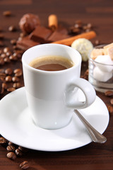 espresso mit pralinen,schokolade,zimt und zuckerwürfel