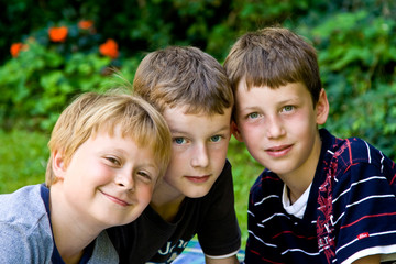 Fototapeta premium drei Freunde halten zusammen, Kinder, Jungen