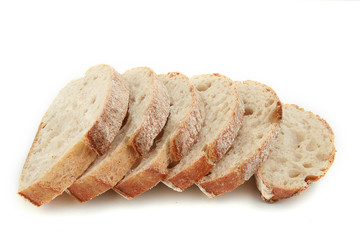 pain au levain tranché sur fond blanc